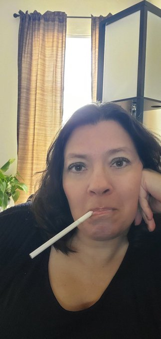 Signs of a fake smoker... https://t.co/j2313rzypl https://t.co/j8LYO65ojx<a href="/tag/clip"class="tags"><span>#clip</span></a>