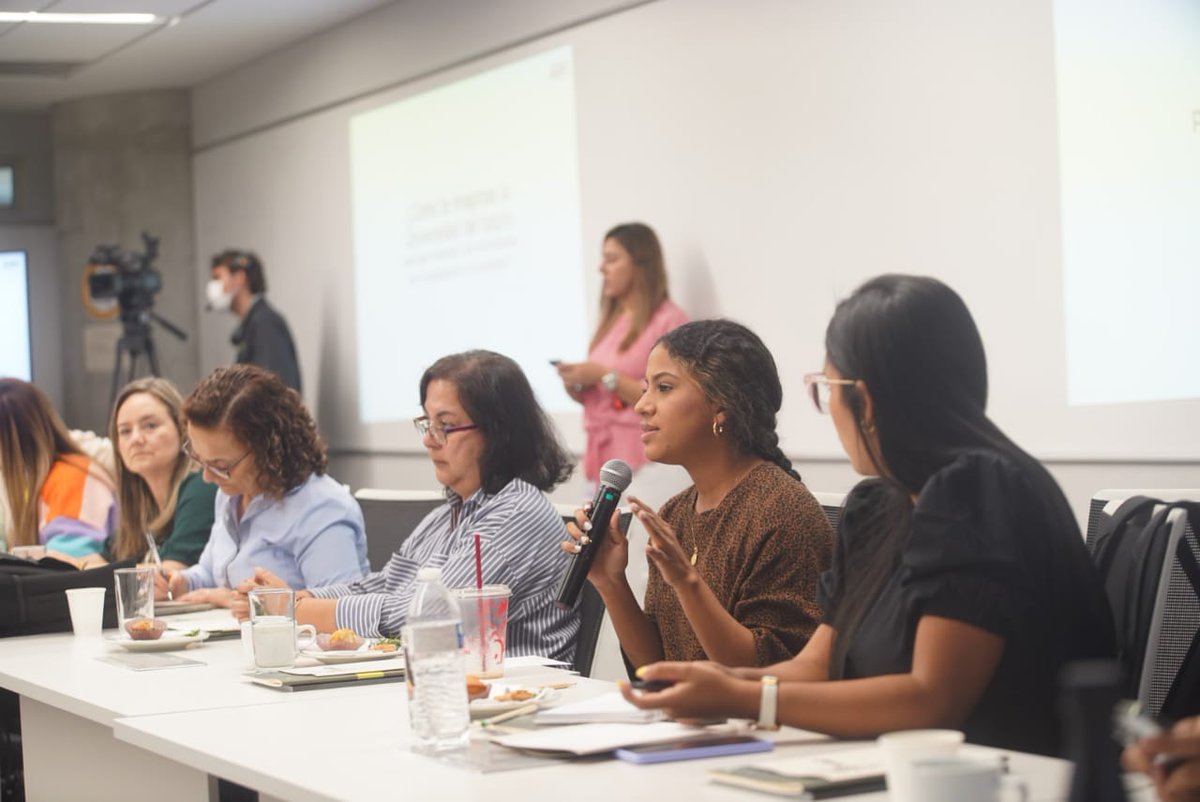 EAFIT's tweet photo. "Creo que la Universidad del futuro debe educar en un 360 al ser humano que será un profesional. Es muy importante enfocarnos en el ser humano que será parte de un equipo, en su salud mental y en ver su valor mas allá de una nota" Eva Salcedo de #Clui https://t.co/g7WULcOe3e