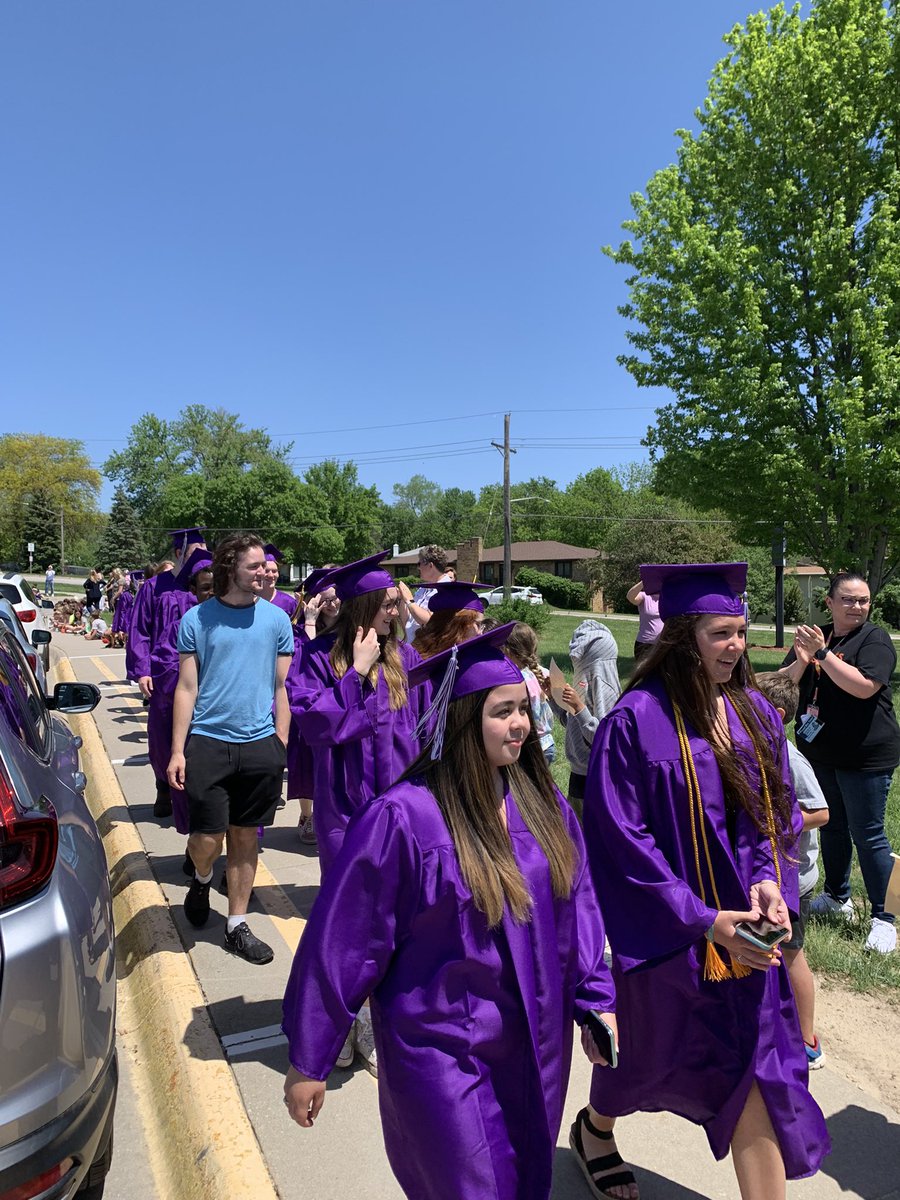 Congratulations to the Class of 2022!  BPS Senior Walk! #WRwizards #bpsne <a href="/ChieftainNation/">Bellevue East</a>  <a href="/TbirdEMPIRE/">Bellevue West</a>