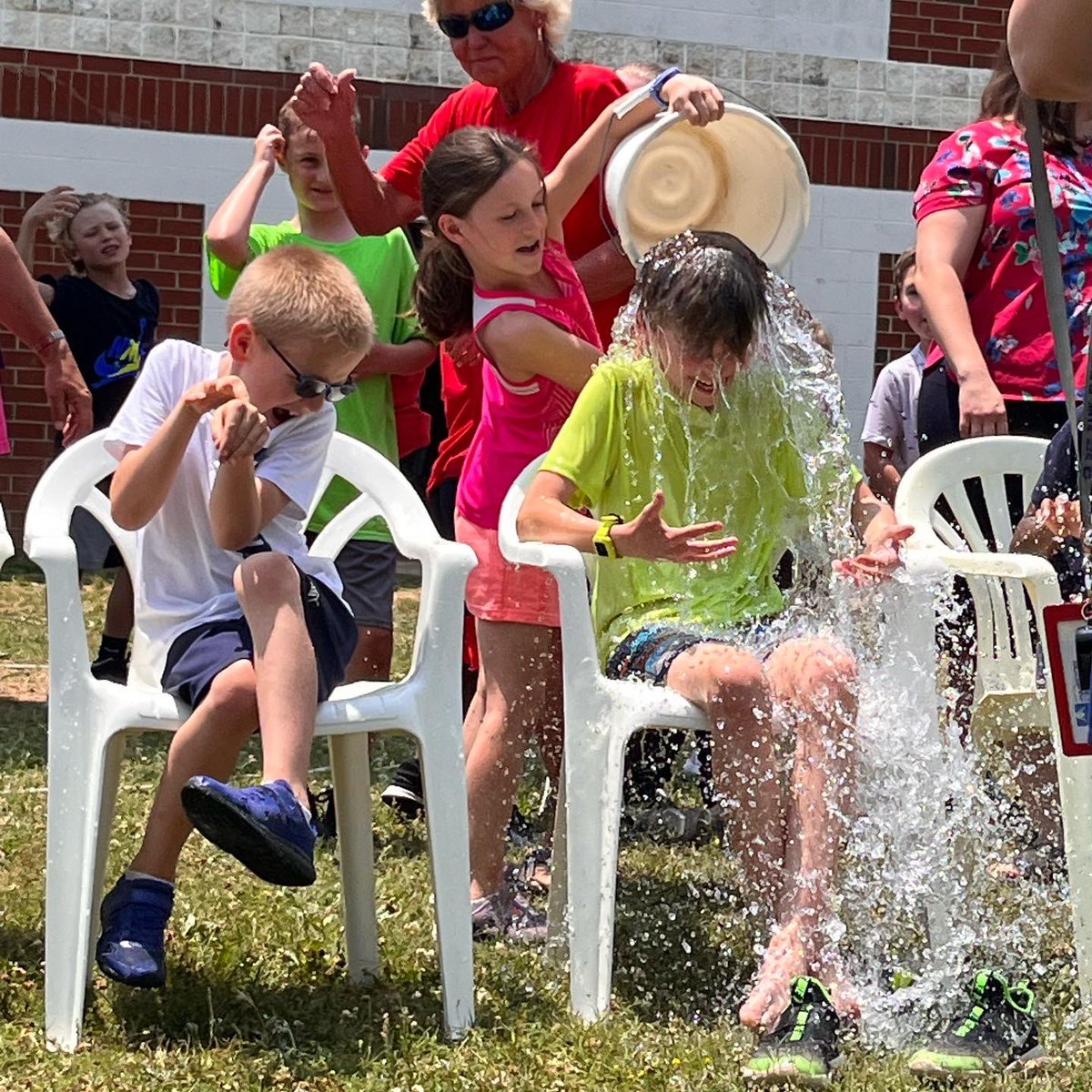 It was a BEAUTIFUL day to enjoy some #DunkTankfun —#KidsHeartChallenge students who raised $100 or more had the chance to dunk Principal Hagan or a teacher!  The top fundraisers also had the opportunity to sit in a hot seat &amp; get doused with💧! #bettertogetherrbe
