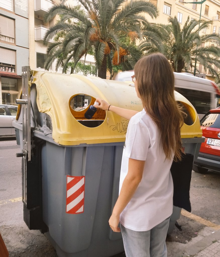 elenact17's tweet photo. Reciclando y animando al @Caceres_Basket 💪🏼🏀🍀 @CCSiempreLimpio A por todas equipo 💚 https://t.co/tUtMyoYQiY