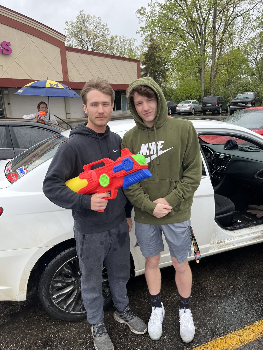 Bros 5
Pigs 2
New hair same Brendan. #getoutthebrooms