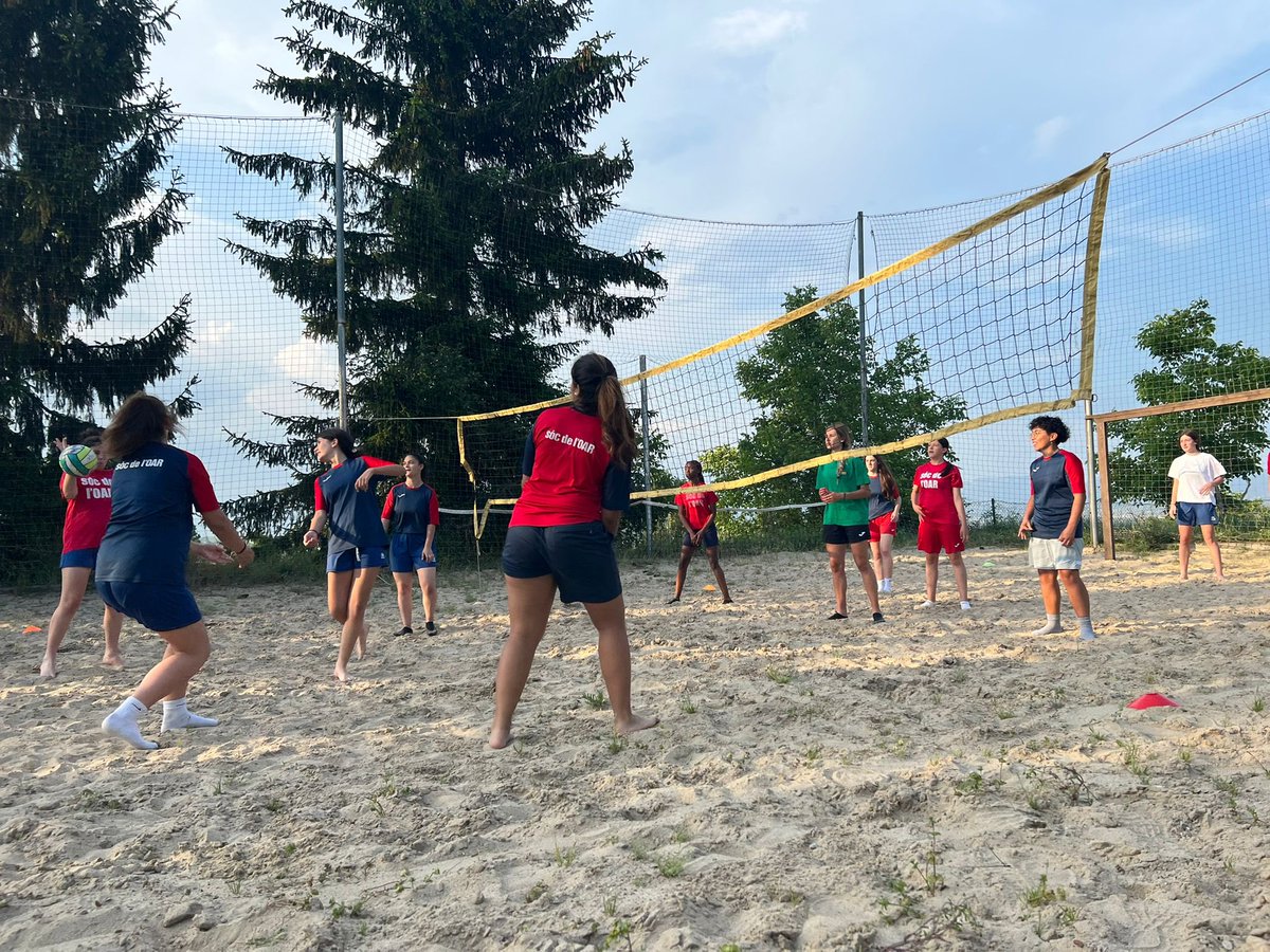 OARVic's tweet photo. 🏐 Estímuls diferents per a un equip campió! Avui, volei platja amb les jugadores del Juvenil Femení! 

🔵🔴 #SócdelOAR #oarvic https://t.co/doyl5jXSiD