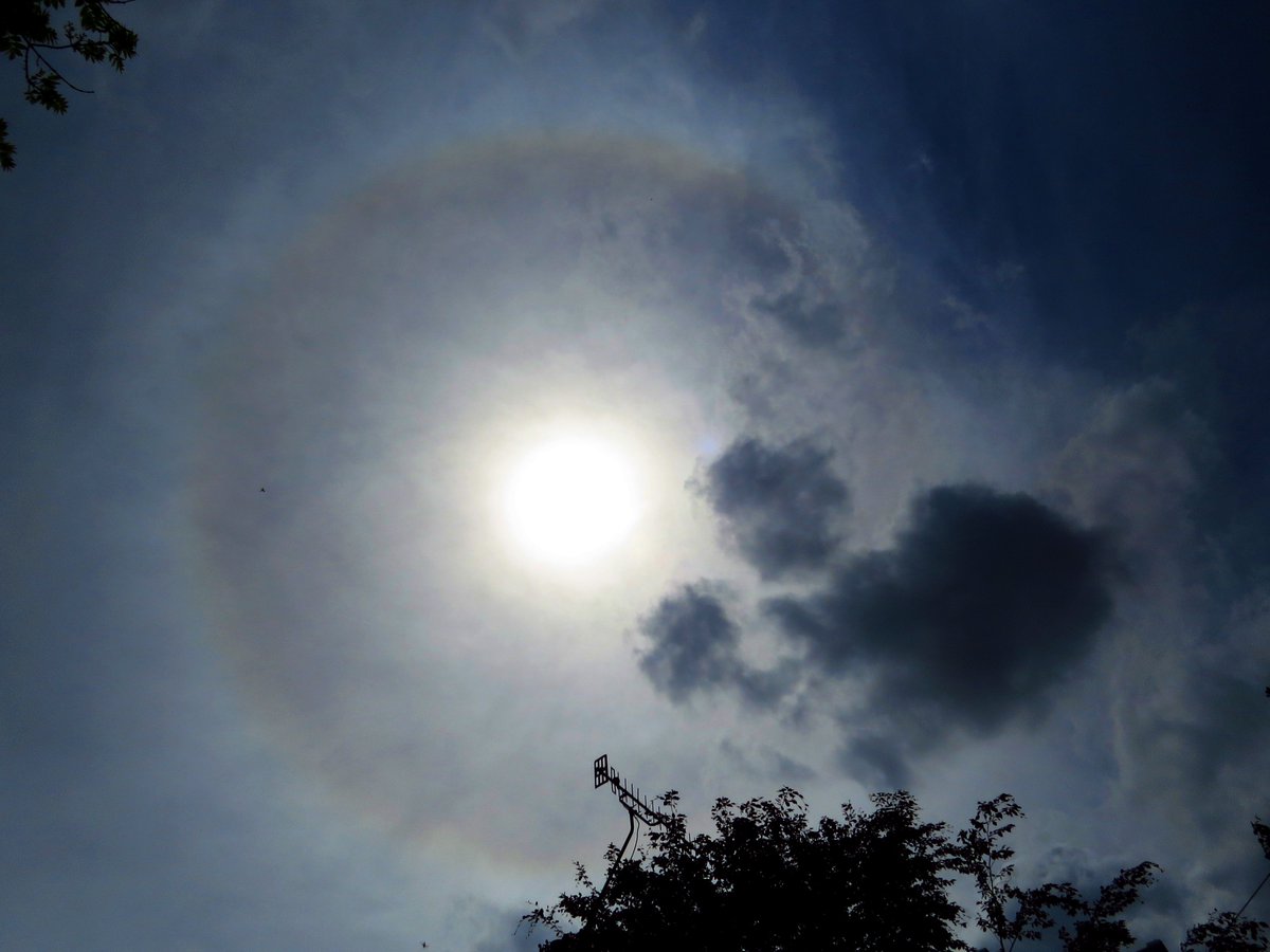 angegarrod's tweet image. 22 degree #solarhalos today #atmosphericoptics #opticaleffects #clouds @CloudAppSoc #ukweather