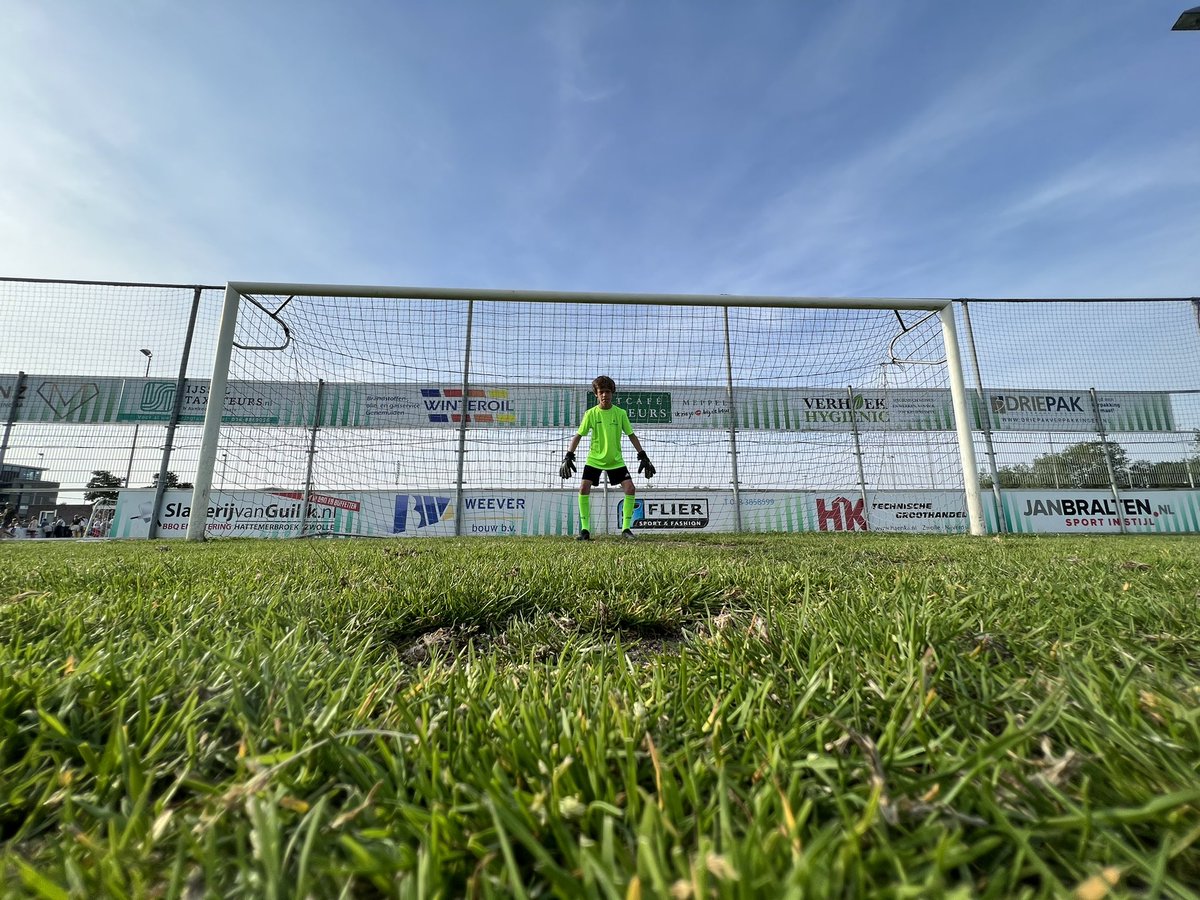 oosterbroek's tweet photo. #Schoolvoetbal 2022 @scgenemuiden met mijn held in de goal ⚽️ https://t.co/KX4kwhnHd4