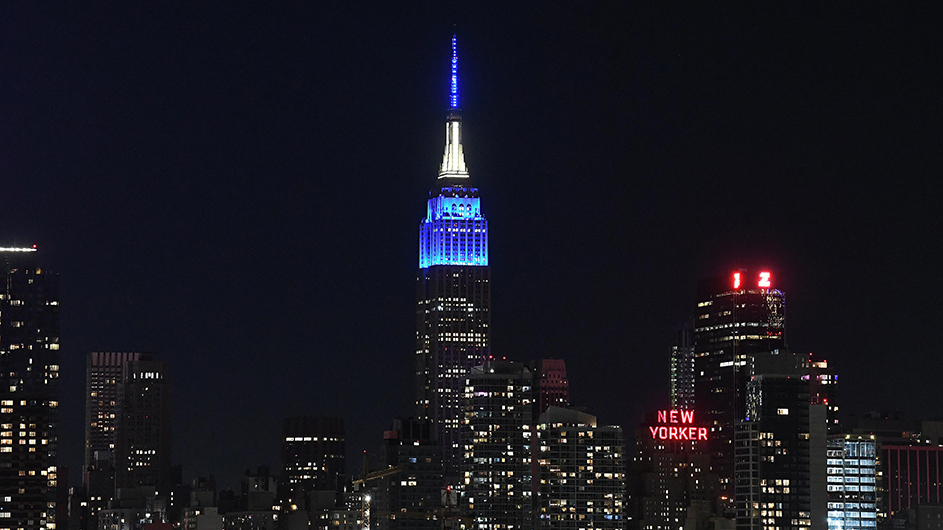 ColumbiaGS's tweet photo. Tonight's the night—get those cameras ready! The @EmpireStateBldg will be lit up blue for @Columbia grads! 💙🎓 #RoarLions2022 https://t.co/W1UBDhyBcv