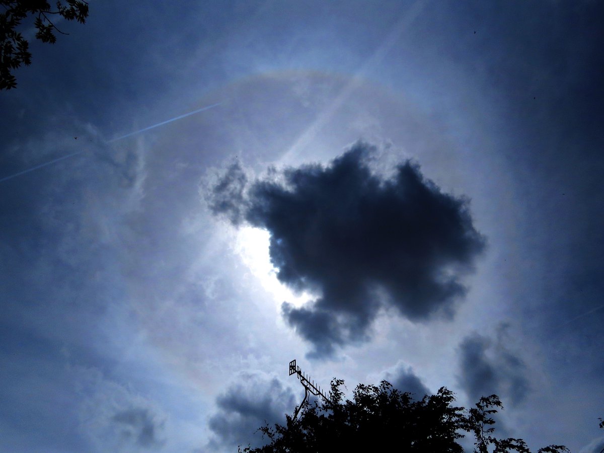 angegarrod's tweet image. 22 degree #solarhalos today #atmosphericoptics #opticaleffects #clouds @CloudAppSoc #ukweather
