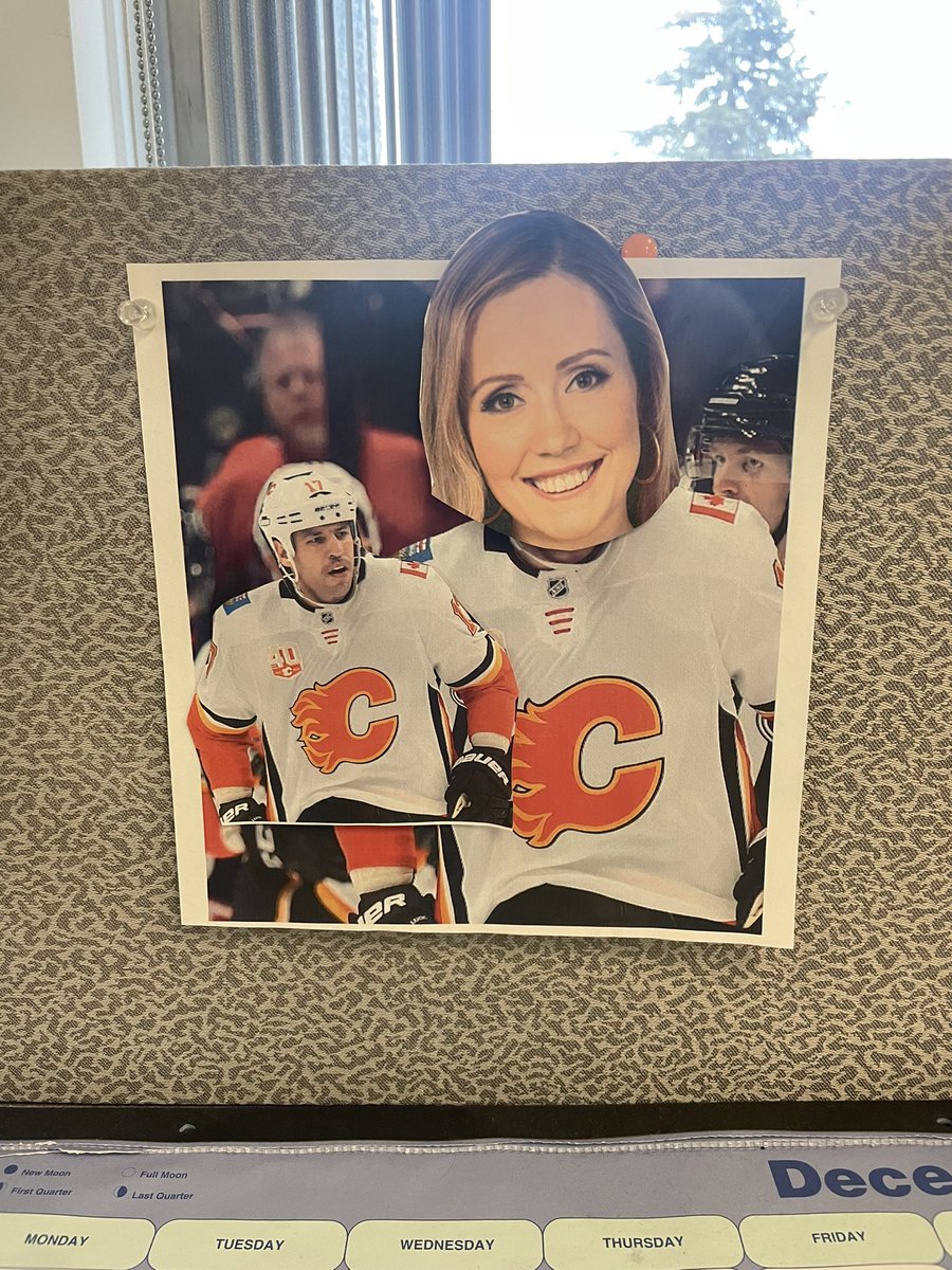 CiaraYaschuk's tweet photo. SPOTTED: An extremely questionable photo of @lisamacgregor pinned to her old desk… are we fighting right now?!
#BattleofAlberta #LetsGoOilers https://t.co/DIPvTZaJxf