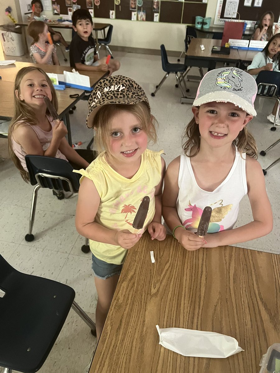 Fun in the Sun with our Hats for H and Ice Pops for I! #backwardsalphabet @cullmanprimary