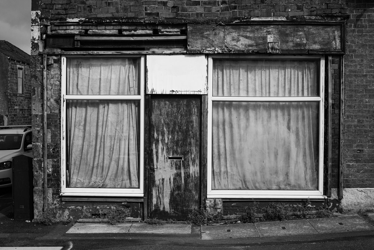 ReeceAHudson's tweet photo. I often wonder who owns this building. Is there anybody in there?

#leica #blackandwhitephotography #streetphotography #derilict https://t.co/7eXZZIK2Vh