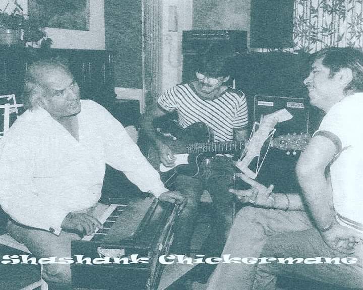 SJFansAssnCal's tweet photo. Music director #shanker of #shankarjaikishanduo making a point to Prof. #SuhaaschandraKulkarni ji
#ShankarJaikishan
#shankarjaikishan
Photo Courtesy #ShashankChickermane https://t.co/XduXaEB0Vw
