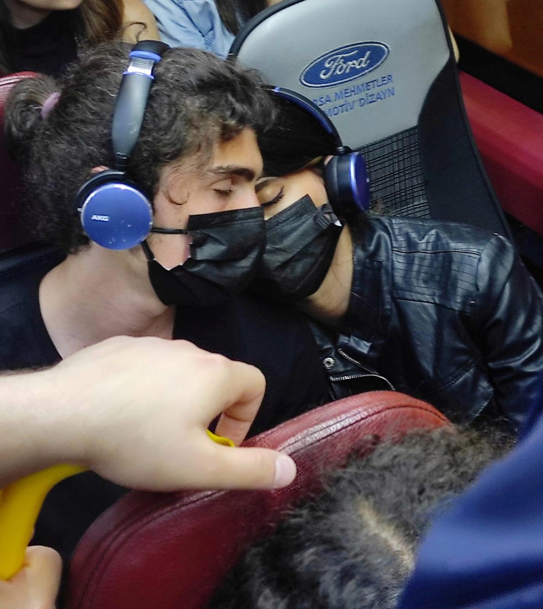 Sevgilimle dolmuşta uyuyakalmıştık o sırada bir tane kız çok tatlıydınız dayanamadım diyip  fotoğrafımızı çekmişş