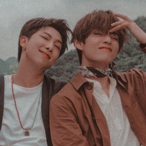 asfanfis's tweet photo. Eu sou Bonito? || TAEJOON #Fanfiversário

🐯 Hyung, posso te fazer uma pergunta?

🐨 Claro Teco, me diz o que meu tigrinho deseja? - pergunta se virando para o mais novo que está sentado em sua cama.

🐯 Você me acha bonito? - indaga curioso. https://t.co/hkAZ9Z1sA0