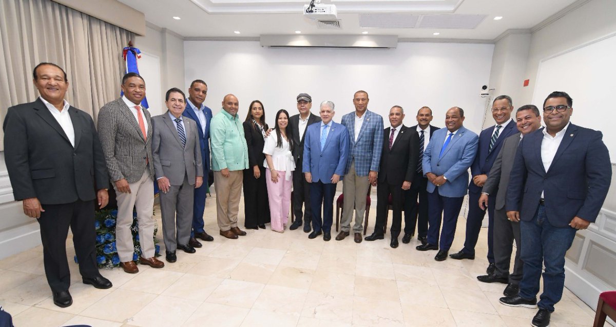 🎼📜Por motivo a sus 50 años de carrera artística, la Cámara Alta entregó un pergamino de reconocimiento a Fernando Villalona, en un acto encabezado por el pdte de la institución, <a href="/EduardoEstrella/">Eduardo Estrella</a> y los proponentes <a href="/DavidSosaSenado/">David Sosa</a>, <a href="/EddySenador/">Eddy Nolasco Senador</a> y @AntonioMarteMPG.