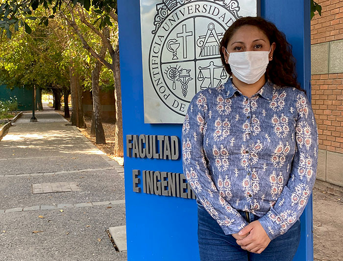 Fac_EducacionUC's tweet photo. Reinserción a través de la educación🙋🏽‍♀️ Conoce la historia de Rosario Triviño quien, gracias al programa #ELEDUC, del cual somos parte, logró terminar su enseñanza media desde la cárcel y egresar de Técnico en Enfermería: "Tuve que demostrar que se puede" 👉🏽https://t.co/bdOjk7NVhG https://t.co/HuEqhdH1y1