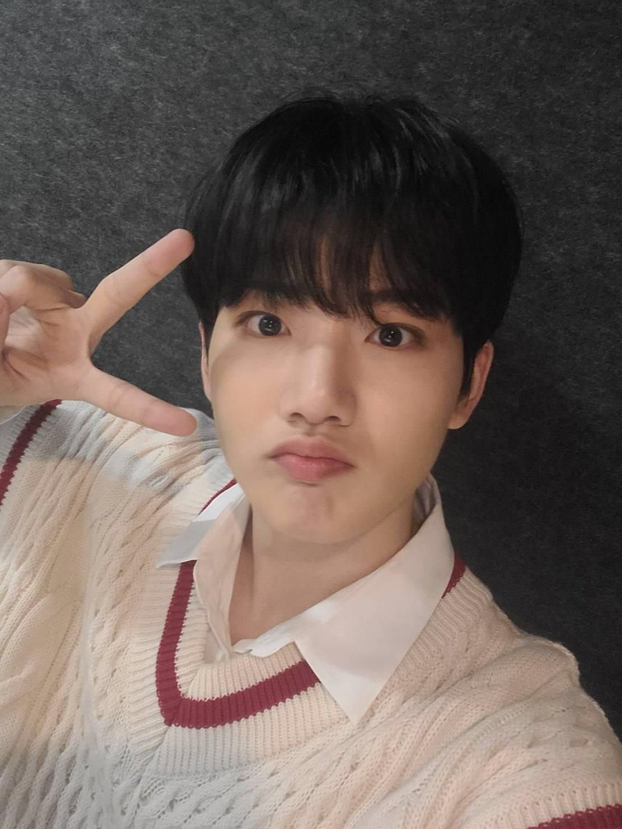 220518 | تحديث جونكيو عبر ويڤرس : 

"لقد نسيت هذه الصور. آسف لنشره في وقت متأخر جدًا.🥰"