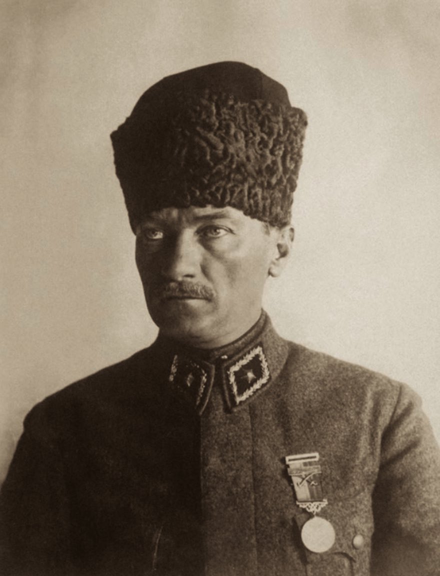 siyasiposting's tweet photo. "ben, 1919 senesi mayıs’ı içinde samsun’a çıktığım gün elimde, maddi hiçbir kuvvet yoktu. yalnız büyük türk milletinin asaletinden doğan ve benim vicdanımı dolduran yüksek ve manevi bir kuvvet vardı. işte ben bu ulusal kuvvete, bu türk milletine güvenerek işe başladım." https://t.co/HyRq2Wrw8d