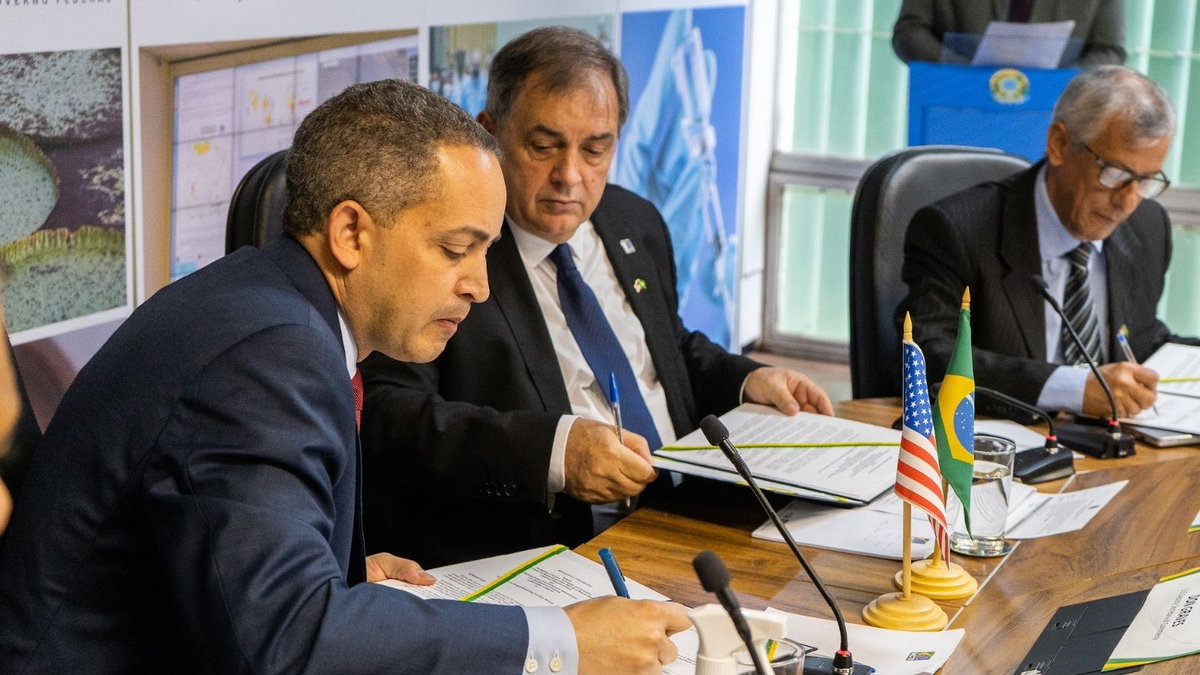 DepSecGraves's tweet photo. Minister of Science, Information, &amp; Tech Alvim &amp; I met today and signed an important MOU that will deepen scientific and space cooperation between @NOAA &amp; the 🇧🇷 National Center for Monitoring &amp; Early Warning of Natural Disasters. https://t.co/sfkdcGZOfm