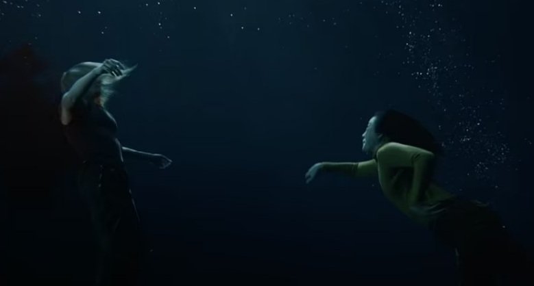 AllInEarper's tweet image. A little late bc I don't watch this show but I JUST SAW THAT VILLANELLE DIED IN THE WATER... IT MAKES IT EVEN SADDER!!!
I really don't like lesbians dying in the water... or dying at all, actually