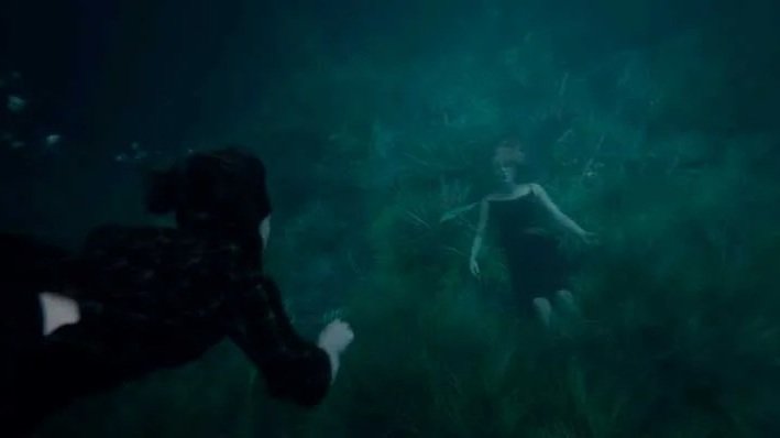 AllInEarper's tweet image. A little late bc I don't watch this show but I JUST SAW THAT VILLANELLE DIED IN THE WATER... IT MAKES IT EVEN SADDER!!!
I really don't like lesbians dying in the water... or dying at all, actually