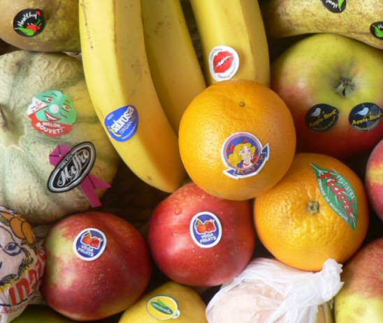 EcoIrresp's tweet photo. Quand interdira-t-on enfin ces putains d'autocollants sur les fruits ? ��a sert a rien, ça se retrouve dans le composteur puis dans la terre. Mais bordel on en est encore là ? 🍎 #ecologie https://t.co/2Guucvt6pc