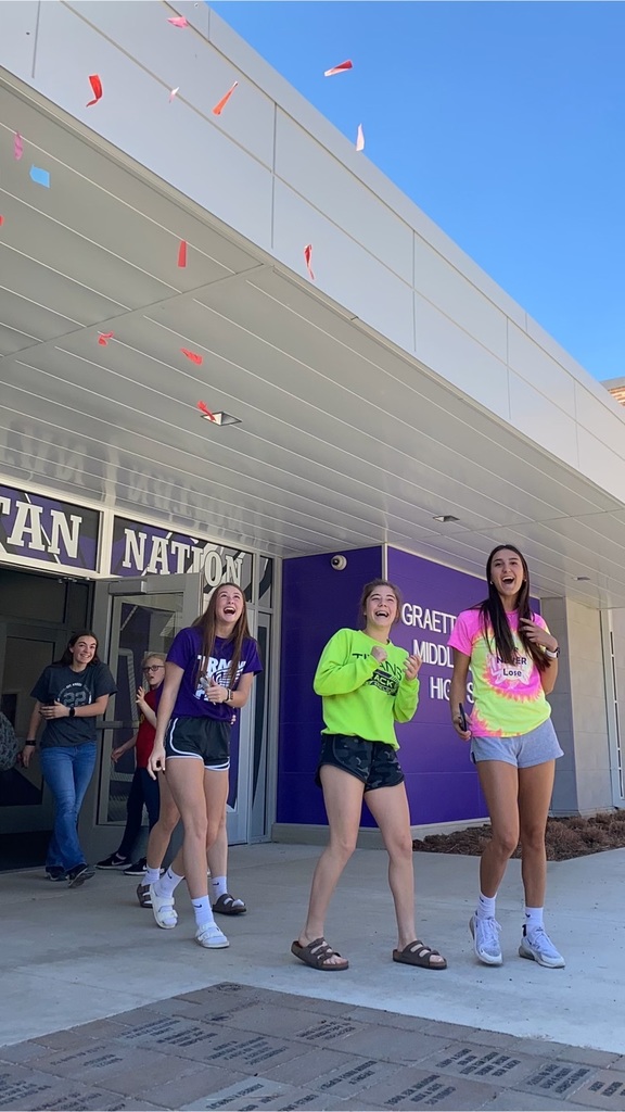 GraettingerD's tweet photo. On your mark! There they go, off to state track!! Good luck lady Titans!! #TITANNATION #STATETRACK #BLUEOVAL https://t.co/nVNAYBaloo