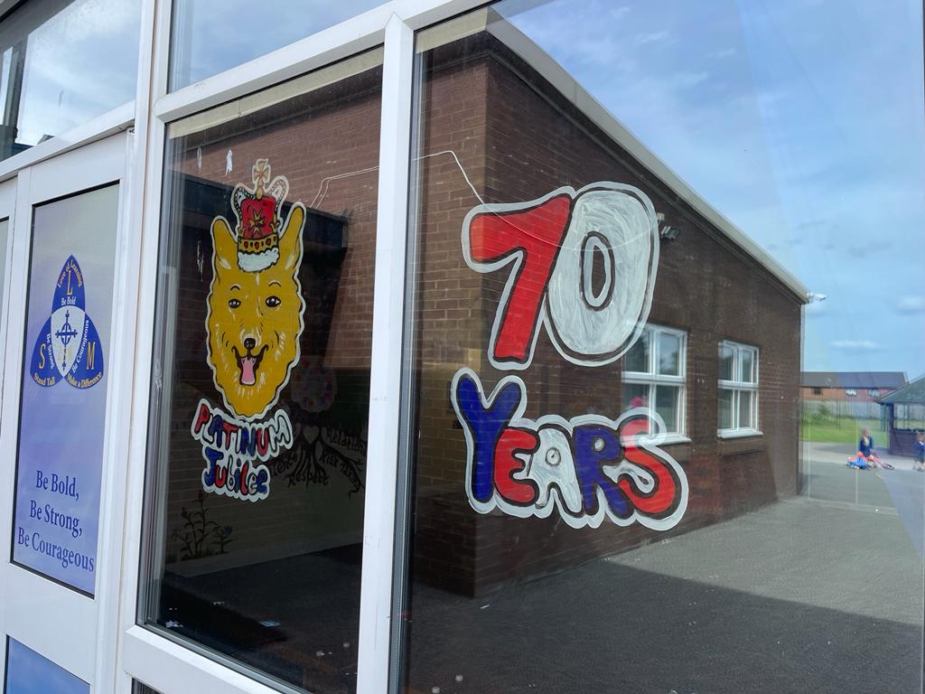Getting ‘platinum jubilee ready’ at #teamLSM. Window displays ✔️ thanks to the talented Lisa Burney - <a href="/Art2StartNW/">Lisa Myers Burney</a> Good luck to schools celebrating her Majesty’s achievement 🇬🇧 <a href="/WiganCouncil/">Wigan Council</a> <a href="/cathppp/">Catherine Pealing</a> @james_jmw <a href="/chrisdysonHT/">Chris Dyson FCCT</a> @johnbryantHT <a href="/livdioceseed/">@LivDioceseEd</a>