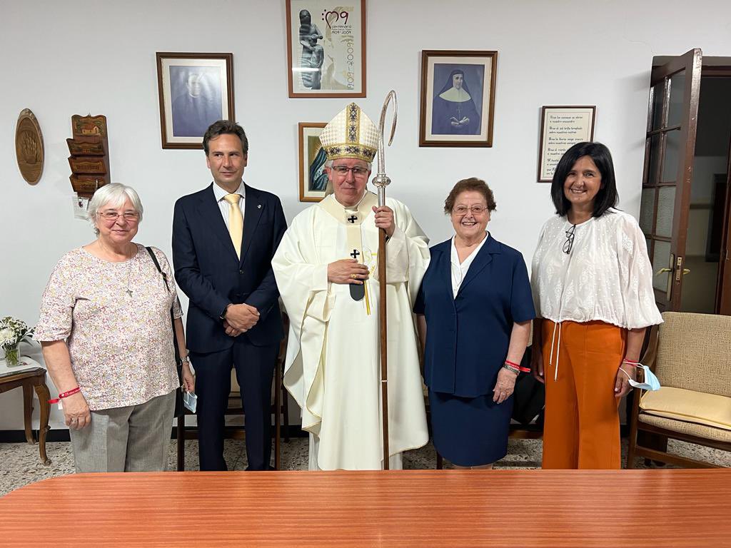 ArzobispoSaiz's tweet photo. El Colegio Nuestra Señora de las Mercedes de Sevilla cumple 75 años. Felicitación a las Misioneras de la Doctrina Cristiana. Recuerdo agradecido del P. Francisco García Tejero y la Madre Mercedes Trullás y Soler. #EducaciónObradeArte https://t.co/p1DZhaGNPE
