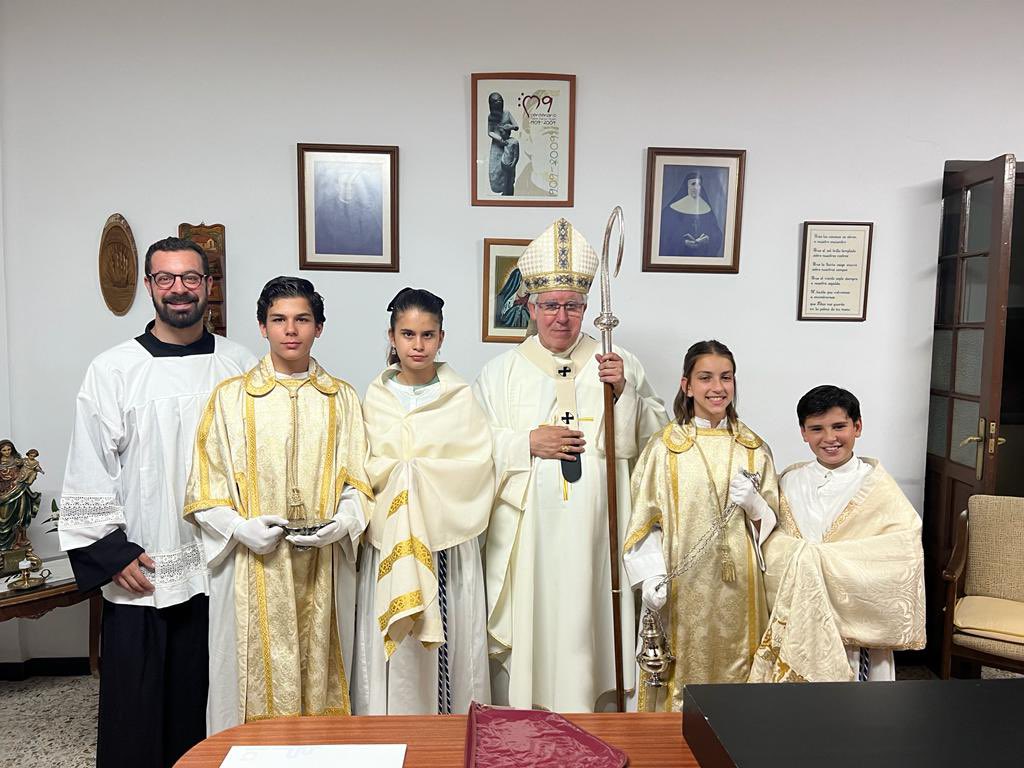 ArzobispoSaiz's tweet photo. El Colegio Nuestra Señora de las Mercedes de Sevilla cumple 75 años. Felicitación a las Misioneras de la Doctrina Cristiana. Recuerdo agradecido del P. Francisco García Tejero y la Madre Mercedes Trullás y Soler. #EducaciónObradeArte https://t.co/p1DZhaGNPE