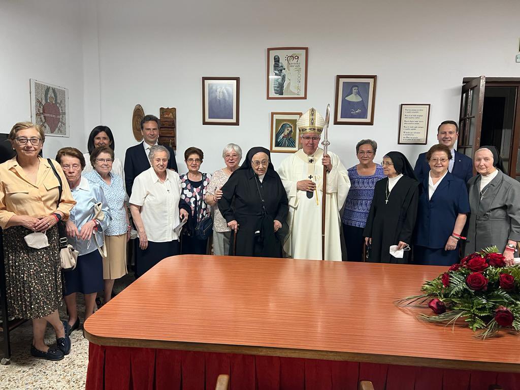 ArzobispoSaiz's tweet photo. El Colegio Nuestra Señora de las Mercedes de Sevilla cumple 75 años. Felicitación a las Misioneras de la Doctrina Cristiana. Recuerdo agradecido del P. Francisco García Tejero y la Madre Mercedes Trullás y Soler. #EducaciónObradeArte https://t.co/p1DZhaGNPE