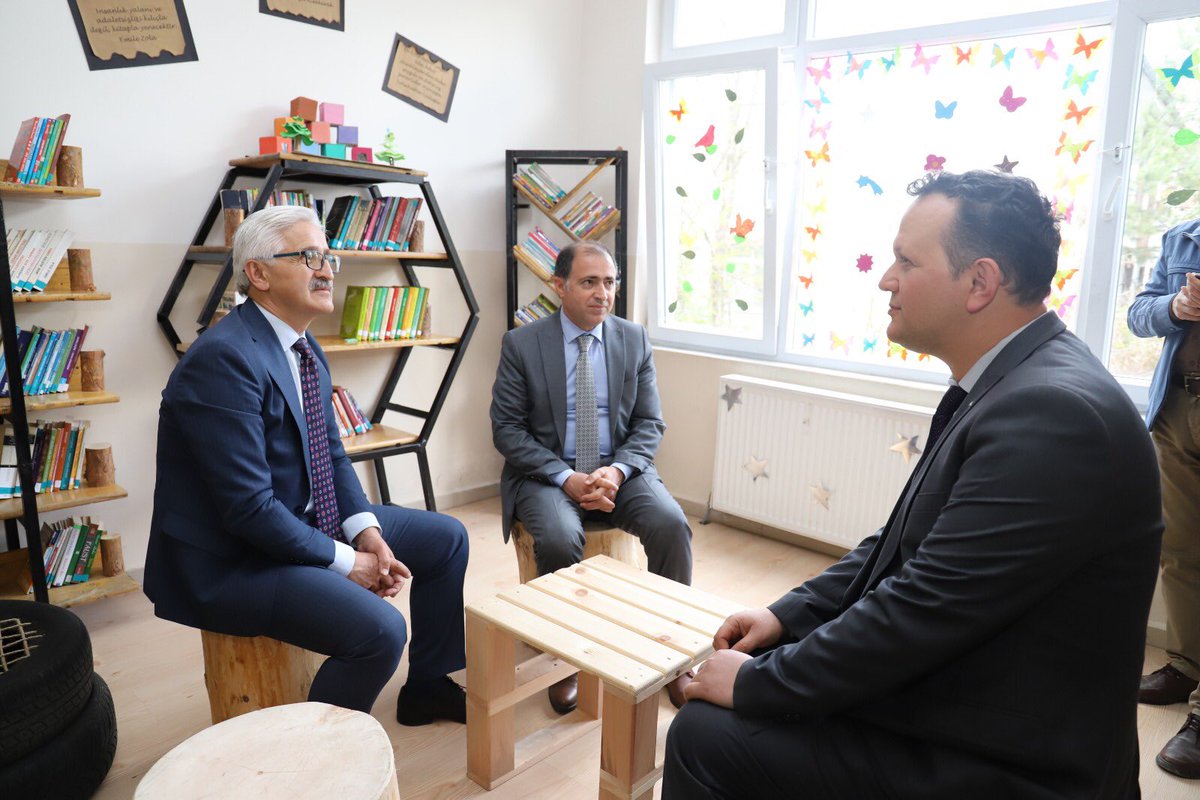 caml_e's tweet photo. İl MEM Sn @Harunfatsa ve Şb Md Sn @osman_smsek ilçemizi ziyaret ederek,@CamHem06 ve @MerkezAtaturkio Çevre Dostu Bin Okul kapsamında yapımını tamamladığımız #SıfırAtık Kütüphanelerimizin açılışını yaptı. 
Ziyaretlerinden dolayı değerli müdürlerimize çok teşekkür ederiz
@MemAnkara https://t.co/QiBBGl3a6N