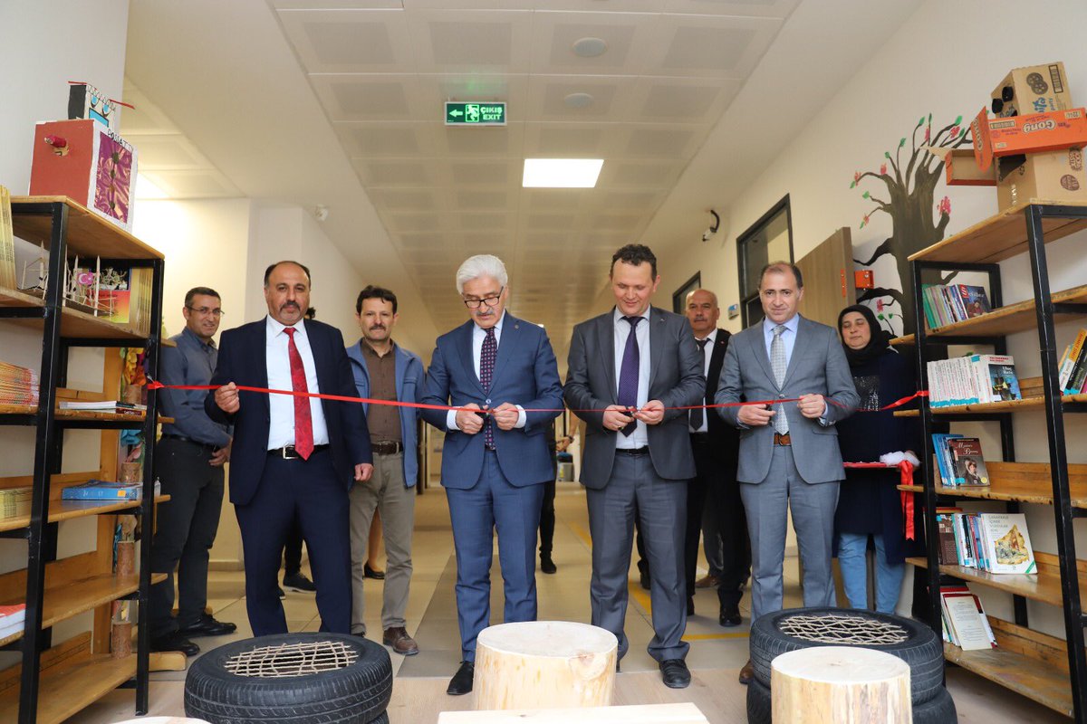 caml_e's tweet photo. İl MEM Sn @Harunfatsa ve Şb Md Sn @osman_smsek ilçemizi ziyaret ederek,@CamHem06 ve @MerkezAtaturkio Çevre Dostu Bin Okul kapsamında yapımını tamamladığımız #SıfırAtık Kütüphanelerimizin açılışını yaptı. 
Ziyaretlerinden dolayı değerli müdürlerimize çok teşekkür ederiz
@MemAnkara https://t.co/QiBBGl3a6N