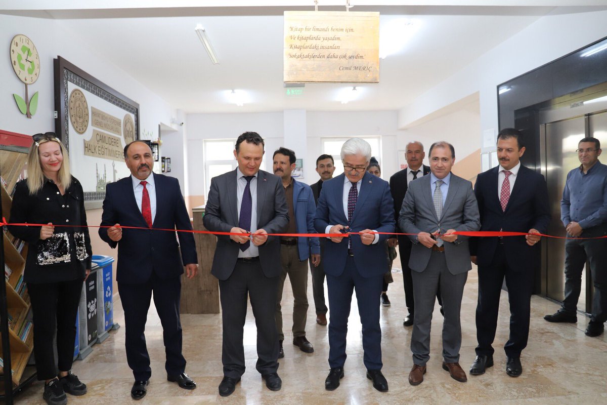 caml_e's tweet photo. İl MEM Sn @Harunfatsa ve Şb Md Sn @osman_smsek ilçemizi ziyaret ederek,@CamHem06 ve @MerkezAtaturkio Çevre Dostu Bin Okul kapsamında yapımını tamamladığımız #SıfırAtık Kütüphanelerimizin açılışını yaptı. 
Ziyaretlerinden dolayı değerli müdürlerimize çok teşekkür ederiz
@MemAnkara https://t.co/QiBBGl3a6N