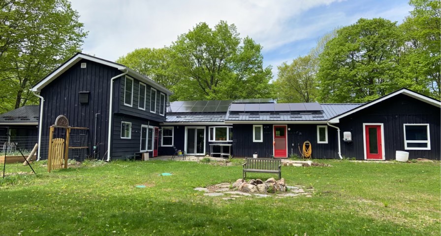 YourCleanEnergy's tweet photo. Working in the beautiful Highlands this week. Check out the Roof Mount Solar, Net Metering System we just installed in the Town of Haliburton 👍
#rooftopsolarsystem #SolarPoweredHomes #solarenergy #solarpower #solarpowered #solarpanels #netmetering #haliburtonsolarandwind https://t.co/Sq5cJTMkKD