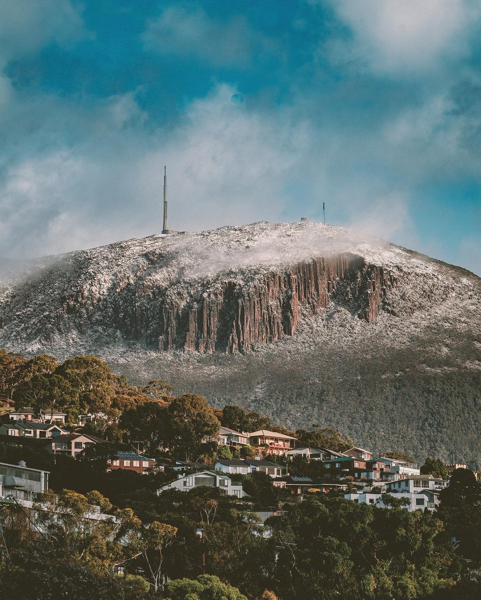 A magic capture of kunanyi/Mt Wellington covered in a blanket of snow ❄ So good to have a mountain this perfect on our doorstep 🗻 pic: instagram.com/matty_eaton #Tasmania