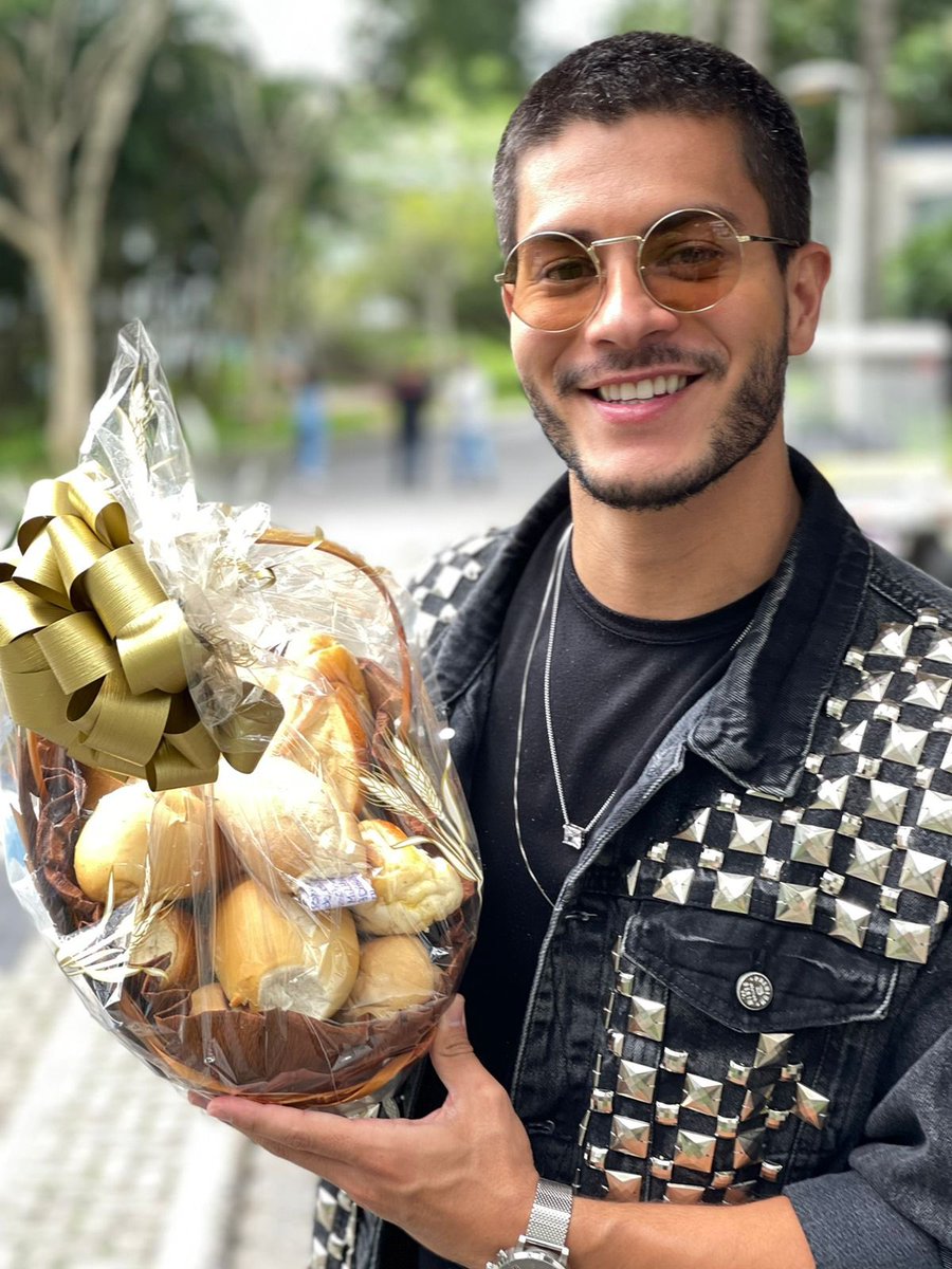 Aguiarthur's tweet photo. Oii, recebi esse presente da padaria na saída do Encontro. 
Só agradecer por esse carinho que vocês sempre têm comigo. Pontos de luz e padaria, amo todos vocês! ❤️ https://t.co/OKbwqeKw8q