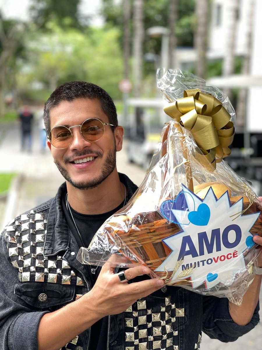 Aguiarthur's tweet photo. Oii, recebi esse presente da padaria na saída do Encontro. 
Só agradecer por esse carinho que vocês sempre têm comigo. Pontos de luz e padaria, amo todos vocês! ❤️ https://t.co/OKbwqeKw8q