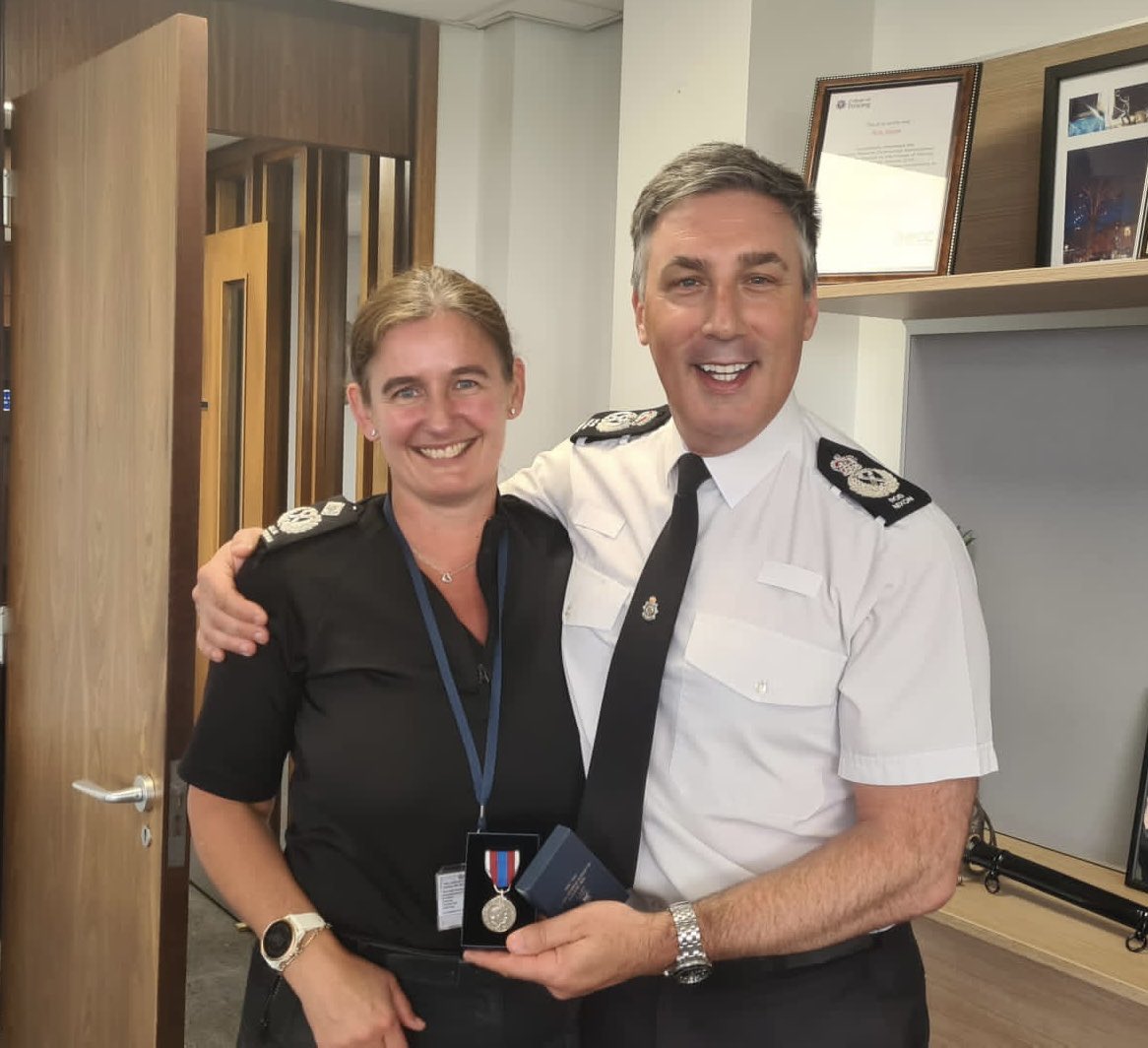 Pleasure to present <a href="/AccLeicspolice/">ACC Julia Debenham</a> with her Queens Jubilee Medal this morning before she joins <a href="/LincsPolice/">Lincolnshire Police</a> on promotion to DCC. She has given nearly three decades of policing to the communities of #LLR. Thanks for all your hard work and service Julia!