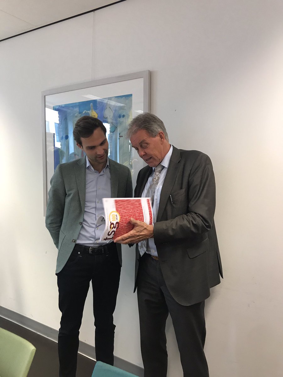 Andrea Rozema (@andrearozema_) on Twitter photo Maarten van Ooijen, de staatssecretaris van vws heeft als allereerste de speciale editie van het TSG mogen ontvangen. Dit issue staat volledig in het teken van het SVA, onder redactie van <a href="/RobBovens/">Rob Bovens</a> <a href="/agnesvanderpoel/">agnes van der poel</a> en mij, zie link.springer.com/journal/12508/… Maarten van Ooijen, de staatssecretaris van vws heeft als allereerste de speciale editie van het TSG mogen ontvangen. Dit issue staat volledig in het teken van het SVA, onder redactie van <a href="/RobBovens/">Rob Bovens</a> <a href="/agnesvanderpoel/">agnes van der poel</a> en mij, zie link.springer.com/journal/12508/…