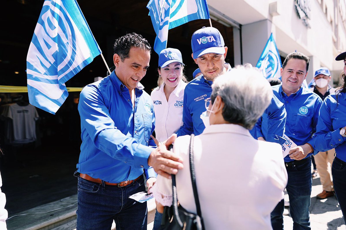 AlejandroFdelaP's tweet photo. 25 dirigentes estatales de @AccionNacional, así como el líder nacional, @MarkoCortes, caminaron junto al candidato a presidente municipal @josejoseantonio por la calle 5 de Febrero, para sumarse al #Team8A en el «megacrucero» en la esquina del Arzobispado, en Av. 20 de Noviembre. https://t.co/8z1G1Ft7nb