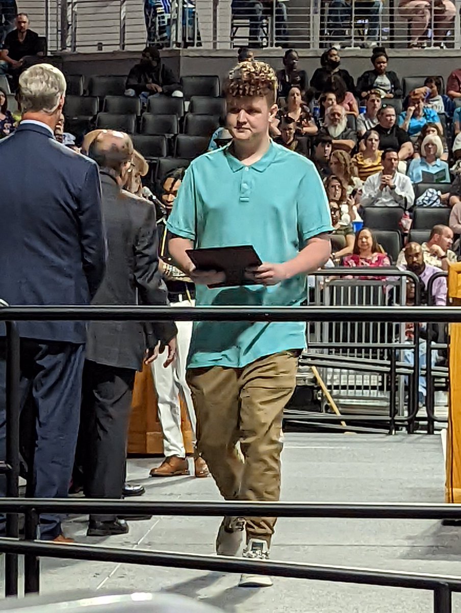 Harrison Senior Samantha Bockerstette serves as Master of Ceremonies for Diamond Oaks Senior Recognition Ceremony. Congratulations to all Diamond Seniors.<a href="/SLSDSuper/">John C. Hamstra</a> <a href="/SLSDNiehaus/">Mr. Niehaus</a> @wildcatsofhhs