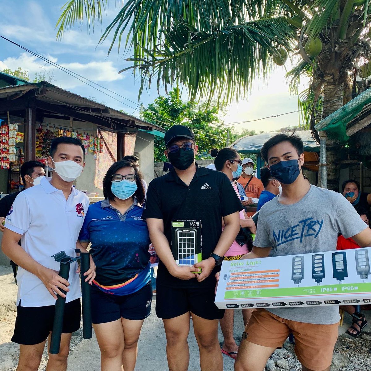 RACMakatiPH's tweet photo. May 14, 2022 — Project Tanglaw: Illuminating Hearts &amp; Isla Verde

Through this project, which was initiated by RAC Batangas Metro Pioneers and supported by various organizations and Rotaract Clubs, we were able to donate 6 solar lights and… https://t.co/nifQ71e5ti