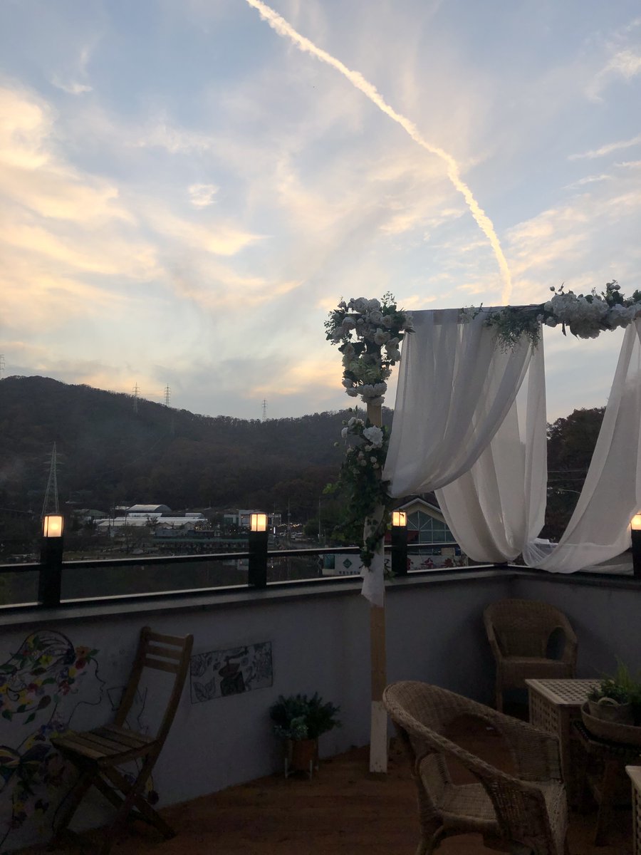 Chickadee_app's tweet photo. Late afternoon is our favorite time to relax at this rooftop bar to forget about hustle and bustle of busy city lives. https://t.co/AjGfcteUHk