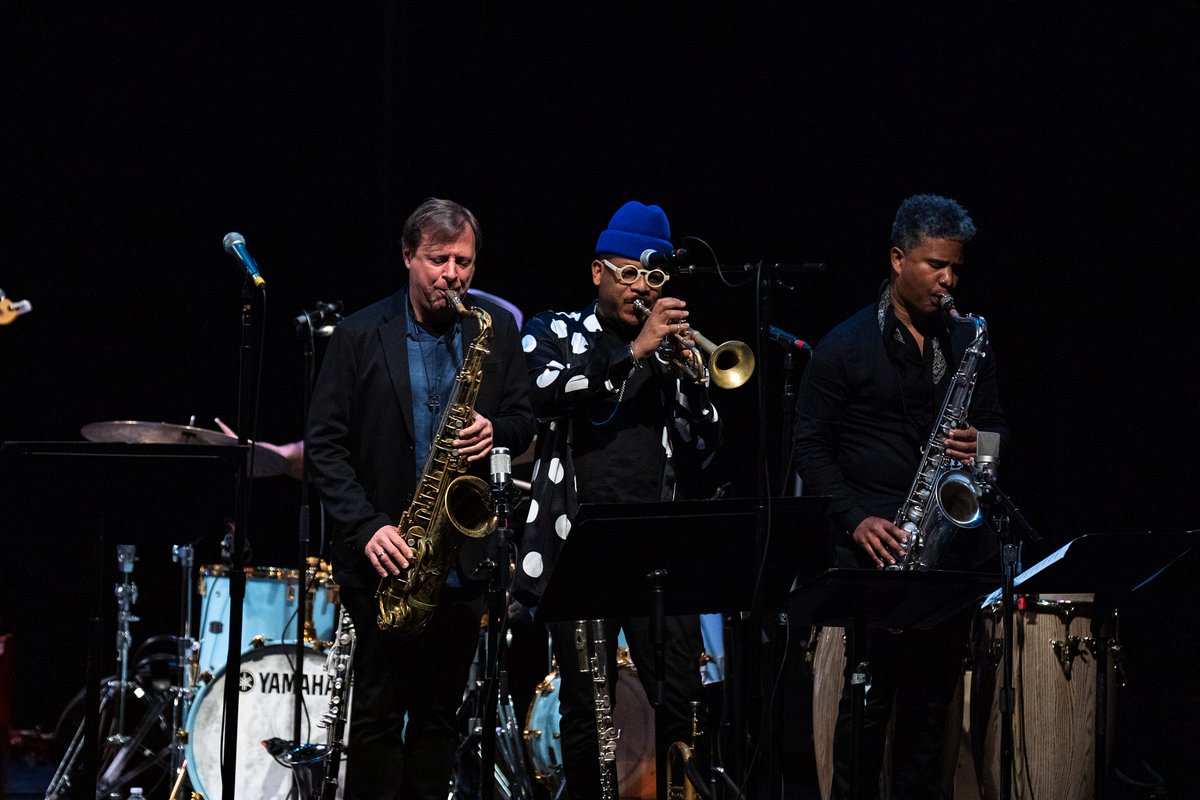 #Jazz #freedom open-wide #openhearted <a href="/SFJAZZCollectiv/">SFJAZZ Collective</a> <a href="/berkleebpc/">Berklee Perf Center</a> <a href="/chrispotterjazz/">Chris Potter</a> <a href="/davidsanchezone/">David Sanchez Music</a> <a href="/etiennejazz/">etiennejazz</a> #trumpet #saxophone  soar; <a href="/gretchenparlato/">gretchen parlato</a> <a href="/MartianLuther/">Martin Luther  McCoy</a> #vocals pulse #MarvinGaye #SlyStone #funk. #MusicReview: bostonconcertreviews.com/bold-trumpeter…