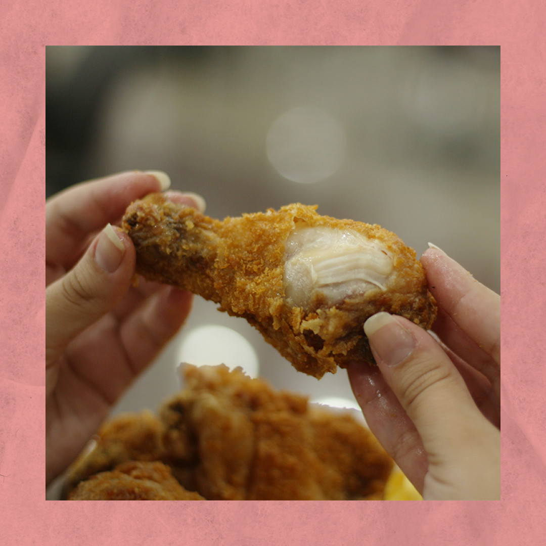 patiodivi's tweet photo. Crocância, suculência e sabor. E aí, ficou com vontade? Passe no @chickenindiv... https://t.co/KM5sjnKIwm https://t.co/iz5XMKUsBq