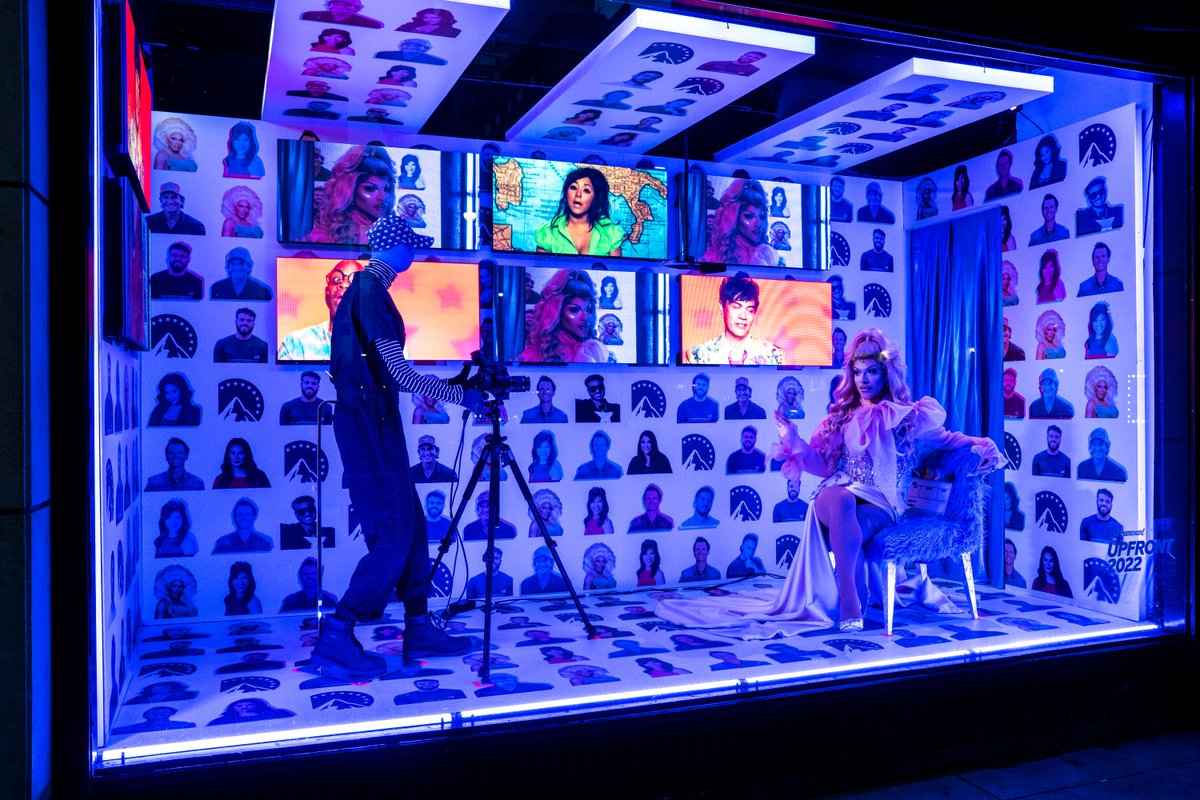 paramount_ads's tweet image. Taking window shopping to a whole new level. #ParamountAdvertising