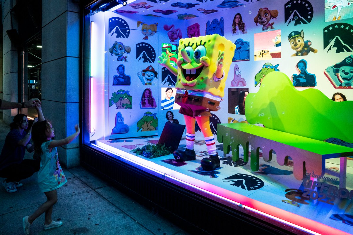 paramount_ads's tweet image. Taking window shopping to a whole new level. #ParamountAdvertising