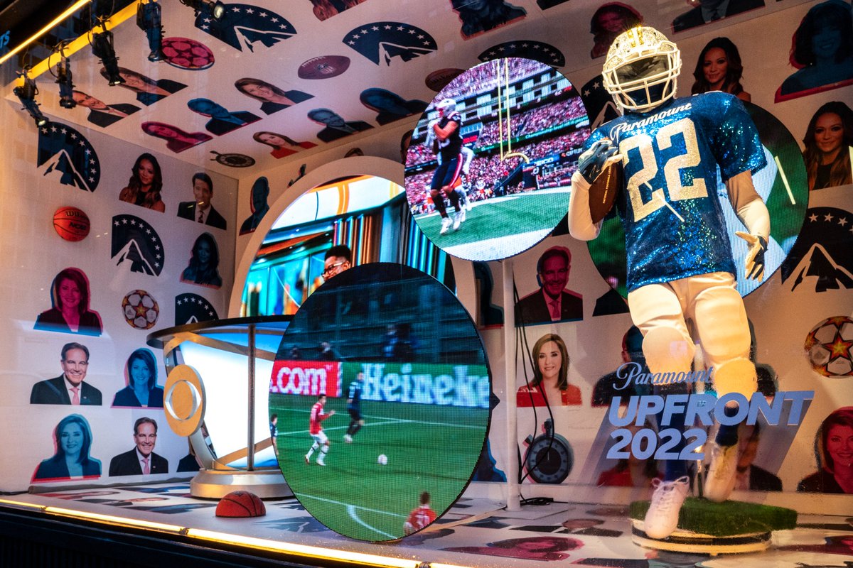 paramount_ads's tweet image. Taking window shopping to a whole new level. #ParamountAdvertising