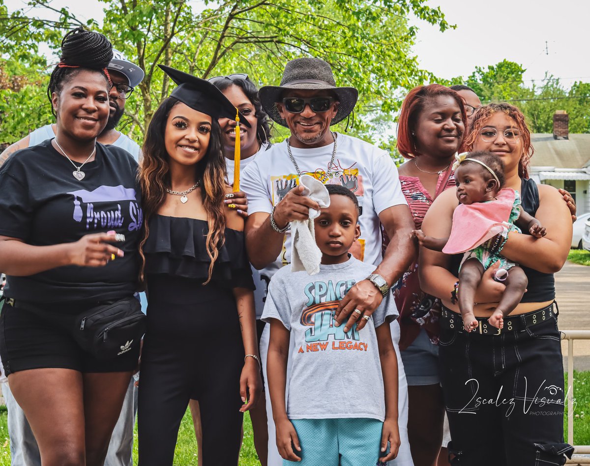 shotsby2scalez's tweet photo. CSU Graduation Family Gathering (sneak peeks) πππΈ
IG: @2scalez_visualz
#PortraitPhotography #Canon #CSU #Graduation #Congratulations #2scalezVisualz https://t.co/gAQoaNBlck