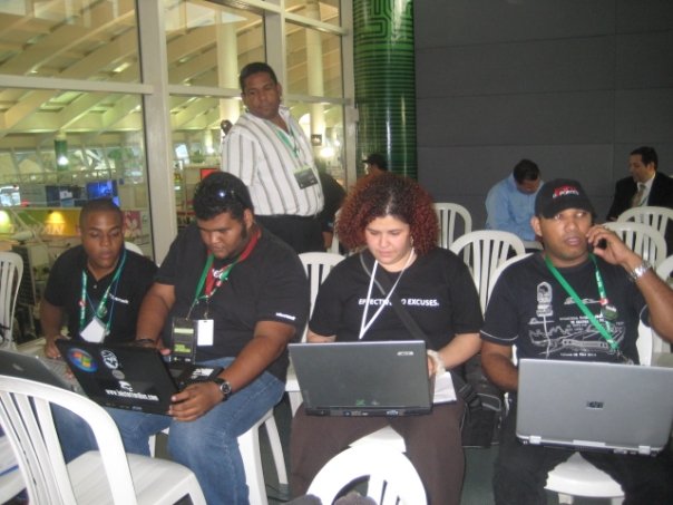 Así era el "liveblogging" en los tiempos antiguos de la antiguedad, lol. TecDo 2008... Junto a algunos veteranos. Yo, un humilde pinino. cc <a href="/dariomartinezb/">Darío Martínez Batlle</a> <a href="/IsaacRamirez/">Isaac Ramirez</a>